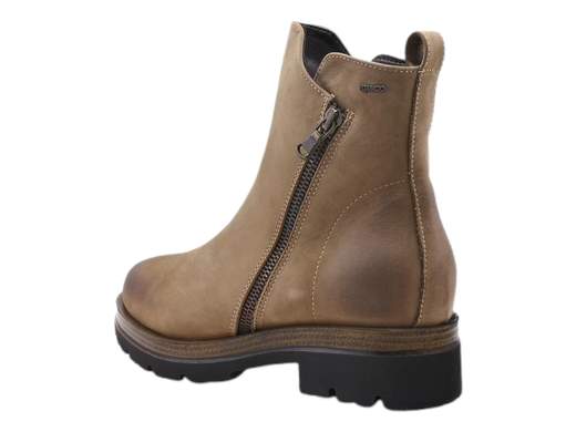 Scopri gli Stivaletti Donna IGI&CO 6686211 in nabuk Taupe effetto vintage con doppia zip e suola carrarmato. Eleganti e pratici, acquistali ora su Laporta Calzature! <br /><br />Gli Stivaletti Donna IGI&CO 6686211, disponibili su Laporta Calzature, sono la scelta ideale per chi cerca uno stile raffinato con un pizzico di grinta. Realizzati interamente in pelle nabuk color Taupe con un elegante effetto vintage, questi stivaletti aggiungono un tocco distintivo a ogni outfit. <br />La doppia zip laterale, di cui una funzionale, rende la calzata comoda e pratica, perché anche i dettagli contano! <br />Il sottopiede imbottito in pelle garantisce comfort per tutto il giorno, mentre la robusta suola carrarmato con tacco a blocco di 3 cm unisce stabilità e carattere. <br />Perfetti per un look da ufficio o una serata rilassata con gli amici. <br />Non rinunciare allo stile e alla praticità: acquista ora su Laporta Calzature e cammina con classe!