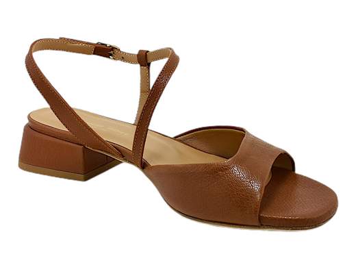 Esplora l'eleganza senza tempo con il sandalo da donna Gianmarco Sorelli 2120/Musa. Questo sandalo incanta con il suo design raffinato. Realizzato interamente in pelle, presenta un cinturino alla caviglia che aggiunge un tocco di stile. Il tacco a blocco di 3 cm, rivestito in pelle, offre comfort e grazia. La suola in vero cuoio dona una sensazione di autenticità e qualità. Con un equilibrio perfetto tra eleganza e artigianato italiano, il sandalo Gianmarco Sorelli 2120/Musa è ideale per qualsiasi occasione. Aggiungi un tocco di classe al tuo guardaroba con questo capolavoro di stile italiano.