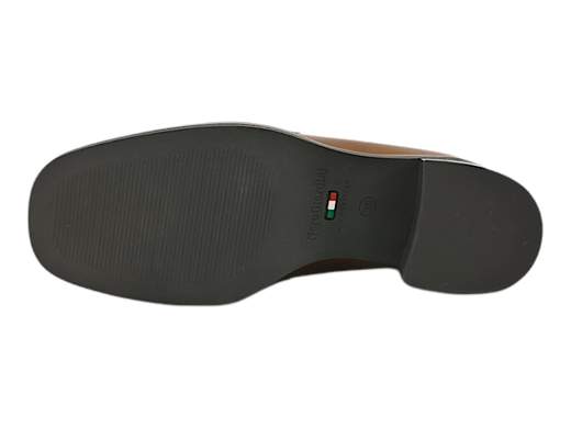 Eleva il tuo stile con il mocassino raffinato da donna NeroGiardini I308180D. Realizzato in pregiata pelle con un elegante accessorio metal, questo mocassino offre un tacco a blocco di 4,5 cm per una camminata sicura e comoda. La suola in gomma antiscivolo assicura una stabilità ottimale. Questo capolavoro italiano unisce moda e funzionalità per una calzatura sofisticata adatta a ogni occasione. Scopri l'artigianalità italiana con NeroGiardini.