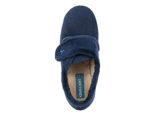 Pantofole donna invernali chiuse con strappo in pelliccia rasata e zeppa in gomma naturale. Calde, comode e antiscivolo per la casa.<br /><br />Le pantofole donna CINZIA Soft IEA3801 002 sono pensate per offrire massimo calore, comfort e stabilità durante la stagione invernale, ideali per vivere la casa in totale relax anche quando le temperature si abbassano.<br /><br />La tomaia è realizzata in pelliccia rasata morbida, con bordi rifiniti in pelo più lungo che valorizzano l’estetica e aumentano la sensazione di calore. La fodera interna in pelliccia avvolge il piede mantenendolo caldo e protetto per tutta la giornata.<br /><br />La chiusura a strappo è un elemento fondamentale: consente una regolazione precisa e personalizzata, rendendo queste pantofole adatte anche a piedi più delicati o che necessitano di maggiore adattabilità.<br /><br />Il comfort è completato dalla soletta imbottita non estraibile, studiata per garantire un appoggio morbido e stabile durante la camminata domestica.<br /><br />Il fondo a zeppa da 4 cm in gomma naturale rappresenta un vero punto di forza: è leggero, flessibile e antiscivolo, ideale per muoversi in sicurezza anche su superfici leggermente umide, assicurando stabilità e sostegno senza affaticare.<br /><br />Una pantofola calda, pratica e confortevole, perfetta per la casa, il relax quotidiano e tutte le attività domestiche quando il freddo si fa sentire. Una scelta funzionale pensata per il benessere quotidiano del piede.