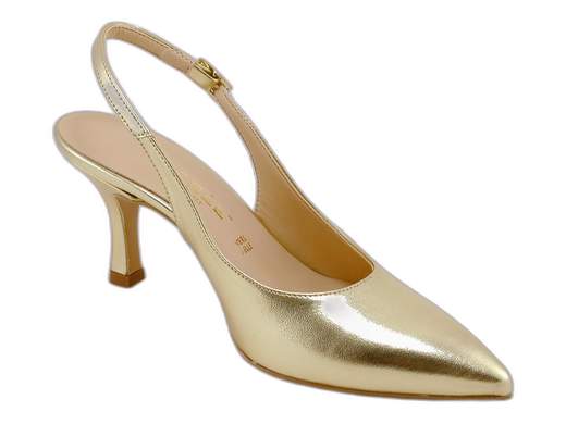 Décolleté slingback Nacrée in platino laminato con tacco spillo 7,5 cm e punta affusolata. Sottopiede imbottito e calzata leggera per il massimo comfort in cerimonia.