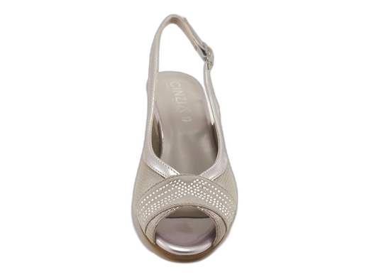 Sandali slingback CINZIA Soft MM295592 in camoscio lucido e vernice con strass, tacco a blocco 5 cm e suola antiscivolo. Eleganza e comfort Made in Italy! <br /><br />Eleganti, comodi e con quel tocco di luce che fa la differenza! <br />I sandali slingback CINZIA Soft MM295592 mixano camoscio lucido, vernice e strass per un look raffinato e versatile. <br />Il cinturino posteriore con fibbia assicura stabilità, mentre il sottopiede imbottito coccola ogni passo. <br />Il tacco a blocco da 5 cm è l’alleato perfetto per serate chic senza rinunciare al comfort. Suola antiscivolo per danzare in sicurezza ovunque. <br />Made in Italy, sinonimo di qualità e stile. Disponibili su Laporta Calzature… pronti a brillare con te!