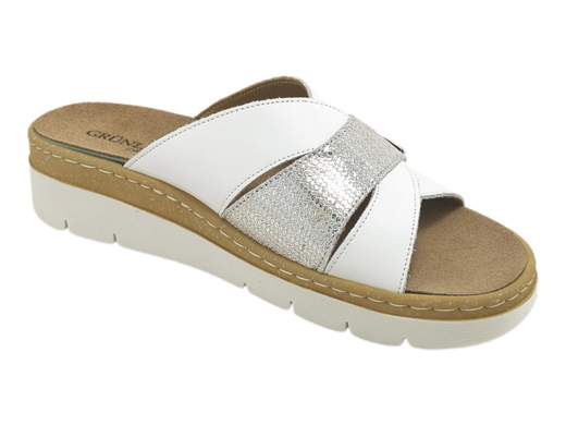 Scopri le Ciabatte Donna Grunland CE 1016 68MOLL in pelle bianca e laminato argento, comode e regolabili, su Laporta Calzature. Acquista ora!<br /><br />Le Ciabatte Donna Grunland CE 1016 68MOLL, disponibili su Laporta Calzature, offrono comfort e praticità per tutto il giorno, ideali sia in città che in vacanza. <br />La tomaia in pelle bianca con stampa argento laminato dona eleganza e freschezza, mentre l'apertura a strappo garantisce una regolazione ottimale per ogni piede. <br />La fodera in morbida pelle assicura comfort, così come il plantare estraibile DRYSOFT, che assorbe ed espelle l'umidità per mantenere il piede asciutto. <br />Il fondo zeppa di 4 cm in gomma antiscivolo fornisce stabilità e leggerezza. Predisposte per l'uso con plantari personali, queste ciabatte sono ideali per la casa o l'esterno. <br />Aggiungi comfort e stile al tuo guardaroba, acquista ora su Laporta Calzature!
