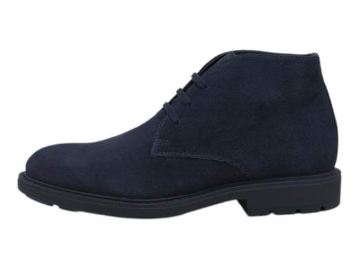 Polacchine Desert Boot uomo NeroGiardini in pelle scamosciata, comode e traspiranti con suola in gomma. Perfette per ogni occasione. Scopri su Laporta Calzature! <br /><br />Le polacchine Desert Boot NeroGiardini I001651U sono un classico intramontabile del guardaroba maschile, pensato per chi ama lo stile minimale ma curato. <br />Realizzate in pelle scamosciata con fodera in pelle, offrono un comfort eccellente grazie al sottopiede imbottito estraibile DryGo, che garantisce traspirabilità e igiene in ogni momento della giornata. <br />La chiusura classica a tre fori e la suola in gomma con tacco completano un design versatile e raffinato. <br />Perfette per il lavoro o il tempo libero, aggiungono un tocco di eleganza sportiva a qualsiasi outfit. <br />Scoprile ora su Laporta Calzature e lasciati conquistare dal fascino Made in Italy!