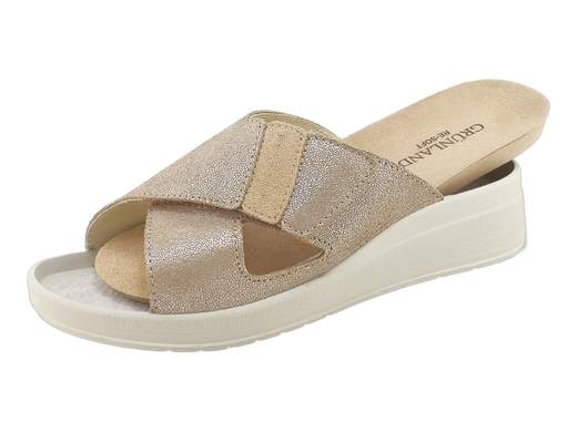 Ciabatte donna zeppa Grunland CE0460 DIDA in camoscio laminato con plantare estraibile RE-SOFT. Comode, leggere e regolabili per ogni occasione.<br /><br />Ciabatte da donna Grunland CE0460 DIDA: un mix di comfort e brillantezza che conquista subito. La tomaia a fasce incrociate in camoscio laminato, arricchita da dettagli in camoscio con borchiette, dona un tocco glam senza rinunciare alla praticità.<br /><br />Grazie alla chiusura completamente apribile a strappo, la calzata è sempre regolata su misura, per adattarsi ad ogni esigenza. Il plantare imbottito RE-SOFT in pelle, estraibile e sostituibile, garantisce il massimo del comfort anche a chi utilizza un plantare personale.<br /><br />La zeppa in poliuretano da 4 cm è leggera, stabile e ammortizzante, perfetta per accompagnarti nelle tue giornate con passo sicuro e rilassato.<br /><br />Scegli le Grunland CE0460: la ciabatta che unisce comodità, leggerezza e quel pizzico di stile che non guasta mai.