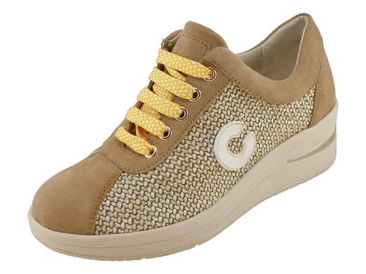 Scarpa stringata da donna Cinzia Soft con tomaia fresca in raffia sand, zeppa di 5 cm e soletta in pelle estraibile per il massimo comfort estivo.