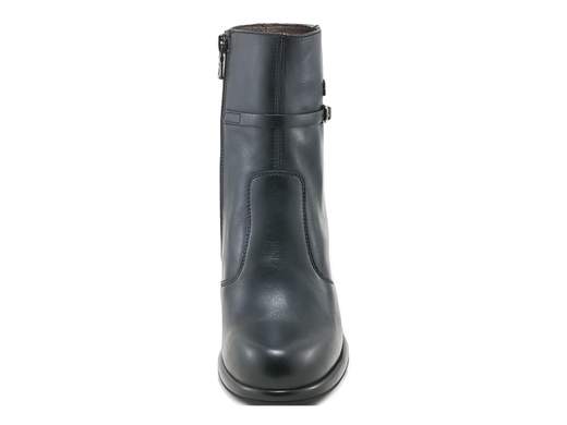 Tronchetti NeroGiardini in pelle nera con cinturini dorati e tacco 7,5 cm. Eleganti, comodi e grintosi per ufficio e sera. Made in Italy.<br /><br />Questi tronchetti NeroGiardini sanno come farsi notare con eleganza. La pelle liscia nera è arricchita da due sottili cinturini con fibbiette dorate che avvolgono il gambale, regalando un tocco brillante e raffinato senza mai esagerare.<br /><br />All’interno trovi solo comfort: fodera in pelle e sottopiede memory in pelle imbottito, per una calzata piacevole e stabile anche a fine giornata. Il tacco a blocco da 7,5 cm, accompagnato da un plateau di 1 cm, slancia la figura ma resta sorprendentemente comodo grazie anche alla punta arrotondata.<br /><br />La zip laterale interna rende la calzata pratica e veloce, mentre la suola in gomma antiscivolo assicura sicurezza ad ogni passo. Sono tronchetti che sanno essere grintosi e raffinati allo stesso tempo, perfetti per valorizzare look eleganti ma anche outfit più disinvolti.<br /><br />Dall’ufficio alle uscite serali, quando il tacco fa davvero la differenza. Ovviamente Made in Italy.<br /><br />Se cerchi un tronchetto capace di unire stile, personalità e comfort, questo modello ti conquisterà al primo passo.