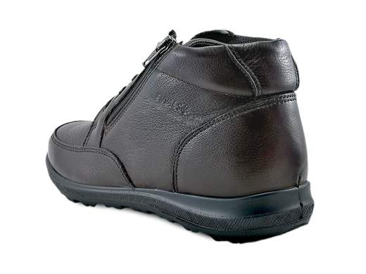 Stivaletti uomo in pelle marrone scuro, leggeri e ammortizzati, ideali per inverno, ufficio e uso quotidiano prolungato.<br /><br />Questi stivaletti da uomo uniscono comfort prolungato, praticità e uno stile caldo ed elegante, perfetto per la stagione invernale. La tomaia è realizzata in morbida pelle nappa bottalata color marrone scuro, raffinata e resistente, ideale per un utilizzo quotidiano sia in ambito lavorativo che nel tempo libero. La fodera in tessuto tecnico traspirante favorisce la dispersione del calore, mantenendo il piede asciutto anche dopo molte ore di utilizzo.<br /><br />La calzata risulta davvero comoda e confortevole grazie alla soletta estraibile e traspirante in pelle memory foam, che assicura ammortizzazione e supporto costante durante la camminata. La doppia chiusura con lacci e zip laterale permette una regolazione precisa del piede e una calzata rapida e pratica, ideale per chi cerca funzionalità senza rinunciare allo stile.<br /><br />Il fondo platform in poliuretano da 3 cm garantisce leggerezza, flessibilità e un efficace assorbimento degli urti, rendendo questi stivaletti adatti a lunghe camminate in comodità, anche quando il clima è rigido. Un modello versatile, perfetto per un uso pratico, casual e professionale, adatto anche all’ufficio grazie alla sua estrema leggerezza e al comfort costante.<br /><br />Una scelta sicura per affrontare l’inverno con eleganza sobria, comfort quotidiano e qualità Made in Italy.<br />Scopri ora un alleato affidabile per le tue giornate più intense.