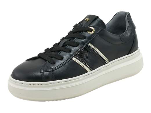 Scopri l'eccellenza italiana con la sneaker da donna NeroGiardini I308430D. Realizzata interamente in pelle con inserto vernice, presenta un particolare accessorio strass per un tocco di stile. Il sottopiede in pelle estraibile DryGo assorbe l'umidità, garantendo comfort e benessere durante tutto il giorno. Con un moderno fondo platform alto 4 cm, questa sneaker unisce moda e funzionalità per un look irresistibile. Prova l'arte artigianale italiana ad ogni passo. Acquista ora e vivi l'eleganza Made in Italy.