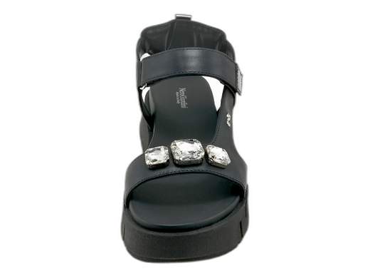 Sandali NeroGiardini con platform e maxi pietre brillanti: sportivi, glam e super comodi. Perfetti per brillare tutti i giorni. Made in Italy!<br /><br />Chi ha detto che i sandali sportivi da donna non possono essere anche un concentrato di glamour e brillantezza? I NeroGiardini E410707D smentiscono tutto, con un look che grida “sono comoda, ma anche un incanto”.<br /><br />Realizzati interamente in pelle premium, con cinturino alla caviglia regolabile a strappo (zero complicazioni), questi sandali sfoggiano una fascia anteriore decorata con 3 maxi pietre luminose—per brillare come si deve, anche a 30 gradi all’ombra.<br /><br />Il cinturino posteriore imbottito a cuscinetto coccola il tallone, mentre il sottopiede in pelle sagomato e imbottito ti accompagna per ore senza un lamento. Il fondo platform in gomma da 5,5 cm, con logo in bella vista, ti regala quei centimetri in più senza sacrificare la stabilità.<br /><br />Perfetti per look sportivi chic, outfit casual ma curati, o per dare una svolta luminosa anche alla giornata più grigia.<br />Comfort stellare, stile unico e qualità Made in Italy: questi sono i tuoi nuovi sandali preferiti.