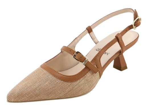 Elegante scarpa slingback NeroGiardini con tomaia in tessuto paglia e profili in pelle cognac, tacco 5 cm e doppio cinturino, perfetta per cerimonie estive.