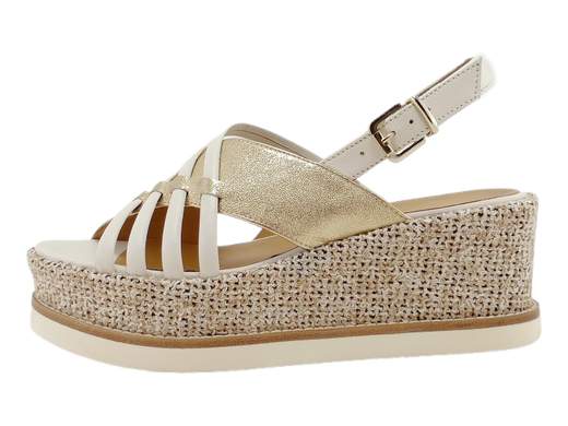 Sandali con zeppa Gianmarco Sorelli: pelle effetto foglia oro, comfort leggero e dettagli ricercati. Comodi, chic e Made in Italy.<br /><br />Hai detto zeppa con stile? Ecco i Gianmarco Sorelli 3027/JIL/XLG, quei sandali che metti una volta e non togli più — a meno che tu non voglia rovinare l’effetto “diva rilassata”.<br /><br />Le fasce incrociate in pelle bicolore color off white e oro, con effetto foglia dorata, sono pura luce ai piedi. Un tocco glam che non passa inosservato, ma senza esagerare (la sobrietà di chi sa brillare senza urlare). Il cinturino slingback regolabile garantisce stabilità anche quando corri… verso l’ultima fetta di torta al brunch.<br /><br />Comfort? Check. Il sottopiede in pelle imbottito coccola il piede, mentre la zeppa da 6,5 cm è fasciata in tessuto effetto juta melange – per dare quell’aria naturale, boho, ma super curata. E la suola Extralight in gomma fa il resto: morbida, leggera, quasi dimentichi di averli ai piedi.<br /><br />Perfetti come sandali con zeppa eleganti, ideali per look estivi raffinati, eventi informali o semplicemente per sentirsi splendide… anche solo andando a fare la spesa.<br />*Made in Italy*, ovviamente. Perché il vero stile parte da sotto.