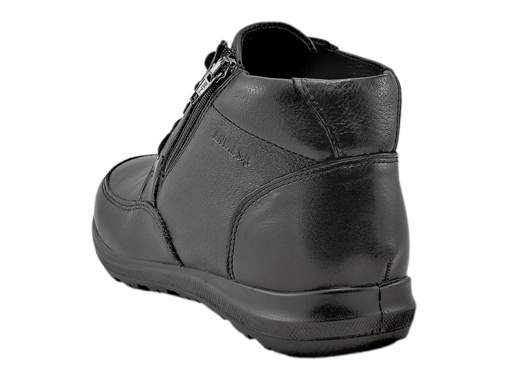 Stivaletti uomo in pelle nera leggeri e ammortizzati, ideali per inverno, ufficio e uso quotidiano prolungato. Comfort e praticità.<br /><br />Questi stivaletti da uomo sono pensati per chi cerca comfort quotidiano, praticità e stile urbano in un’unica calzatura. La tomaia è realizzata in morbida pelle nappa bottalata color nero, resistente e piacevole al tatto, ideale per affrontare la stagione invernale con eleganza sobria. La fodera in tessuto tecnico traspirante favorisce la corretta dispersione del calore, mantenendo il piede asciutto anche durante un utilizzo prolungato.<br /><br />La calzata risulta davvero comoda e confortevole grazie alla soletta estraibile e traspirante in pelle memory foam, che assicura un’ottima ammortizzazione e supporto durante la camminata. La doppia chiusura con lacci e zip laterale consente una regolazione precisa del volume del piede e una calzata rapida e pratica, perfetta per la vita quotidiana.<br /><br />Il fondo platform in poliuretano da 3 cm garantisce leggerezza, flessibilità e un efficace assorbimento degli urti, rendendo questi stivaletti adatti a lunghe camminate, giornate di lavoro intense e temperature rigide. Un modello versatile, ideale per un utilizzo pratico, casual e raffinato, perfetto anche per l’ufficio grazie alla sua estrema leggerezza e al comfort prolungato.<br /><br />Una scelta affidabile per affrontare l’inverno con stile, comodità e qualità italiana.