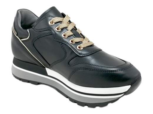 Scopri l'eccellenza italiana con la sneaker da donna NeroGiardini I308330D. Realizzata interamente in pelle, presenta un particolare accessorio logato per un tocco di stile. Il sottopiede in pelle estraibile DryGo assorbe l'umidità, garantendo comfort e benessere durante tutto il giorno. Con un moderno fondo platform alto 4 cm, questa sneaker unisce moda e funzionalità per un look irresistibile. Prova l'arte artigianale italiana ad ogni passo. Acquista ora e vivi l'eleganza Made in Italy.