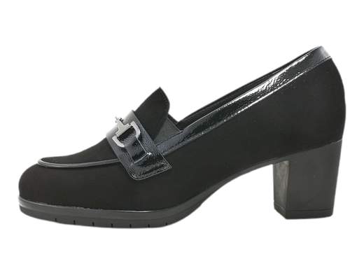 Scopri i Mocassini Donna Susimoda 84130/81 in camoscio con riporti in vernice, accessorio metal e tacco a blocco. Acquista ora su Laporta Calzature!<br /><br />I Mocassini Donna Susimoda 84130/81, disponibili su Laporta Calzature, uniscono eleganza e comfort in un design versatile e chic. <br />Realizzati in raffinato camoscio con dettagli in vernice e impreziositi da un grazioso accessorio metallico, questi mocassini aggiungono un tocco di stile in più ai tuoi outfit. <br />La fodera in tessuto morbido e il sottopiede imbottito in pelle offrono il massimo comfort, mentre la suola in gomma antiscivolo e il tacco a blocco di 5,5 cm ti permettono di affrontare ogni passo con sicurezza. <br />Perfetti per passare senza sforzo da una giornata in ufficio a un look raffinato per la sera. <br />Non aspettare: dona eleganza ai tuoi piedi e acquista ora su Laporta Calzature!