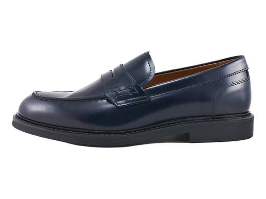 Elegante mocassino da uomo NeroGiardini in pelle semi lucida con suola in gomma e sottopiede imbottito, ideale per cerimonia e abbigliamento formale Made in Italy.