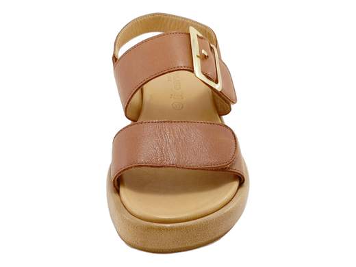 Sandali platform Grunland SA 2082 in pelle, con fasce regolabili e sottopiede RE-SOFT. Comfort e freschezza perfetti per l’estate!<br /><br />Estate rovente e piedi in cerca di salvezza? I sandali Grunland SA 2082 I8FLES sono qui per coccolarli a ogni passo — con stile, ovviamente.<br /><br />Due morbide fasce in pelle regolabili a strappo garantiscono la massima praticità, mentre la maxi fibbia estetica (non funzionale, ma molto fashion) aggiunge un tocco di carattere che non passa inosservato.<br /><br />Il sottopiede RE-SOFT in pelle con imbottitura extra è l’arma segreta del comfort, mentre la suola platform da 3,5 cm, leggera e antiscivolo, ti regala qualche centimetro in più senza sacrificare la stabilità.<br /><br />Freschi, versatili e perfetti per ogni outfit estivo — dalla passeggiata al lungomare fino alla vacanza in relax.<br />Comodità e stile non sono mai stati così in sintonia. Provali subito!