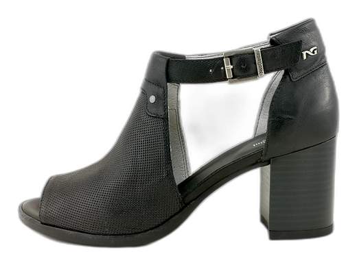 Tronchetti aperti NeroGiardini E512690D in pelle traforata con borchie, cinturino e tacco 6,5 cm. Freschi, eleganti e super versatili! Made in Italy. <br /><br />Grintosi ma raffinati, freschi ma super chic! I tronchetti aperti NeroGiardini E512690D sono il perfetto mix tra stile e praticità. La pelle micro forata e le aperture laterali e in punta regalano leggerezza anche nelle giornate più calde, mentre le borchie centrali danno un tocco rock. <br />Il cinturino con fibbia assicura una calzata perfetta, il sottopiede imbottito coccola il piede e il tacco a blocco da 6,5 cm slancia con naturalezza. <br />Da indossare in ufficio o per un aperitivo con le amiche, perché lo stile non va mai in vacanza! <br />Acquistali ora su Laporta Calzature e fai brillare ogni tuo outfit!