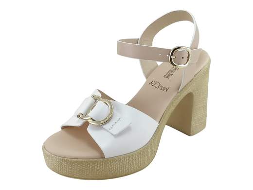 Sandalo donna NeroGiardini in pelle con tacco largo 9cm, plateau 3cm e accessorio dorato, disponibile nelle varianti miele/cuoio e bianco/cipria con sottopiede memory.