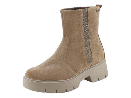 Stivaletti Igi&Co in pelle scamosciata fango con strass, fondo carrarmato leggero e comfort elevato. Stile raffinato Made in Italy.<br /><br />Questi stivaletti Igi&Co Stefy uniscono carattere e femminilità con grande naturalezza. La tomaia in pelle scamosciata color fango dona un’eleganza morbida e versatile, arricchita da una delicata banda di piccoli strass sul gambale esterno che illumina il look senza eccessi, nel segno del Made in Italy.<br /><br />All’interno, la soletta in pelle imbottita ed estraibile assicura traspirabilità e una piacevole sensazione di morbidezza, mantenendo il piede asciutto e rilassato anche dopo molte ore. La calzata è comoda e accogliente, ideale per accompagnarti durante tutta la giornata.<br /><br />La zip laterale rende la calzata pratica, mentre il fondo carrarmato in poliuretano da 5 cm è leggero e ammortizzante, perfetto per affrontare l’inverno con stabilità e comfort. Un dettaglio che aggiunge grinta senza rinunciare allo stile.<br /><br />Stivaletti casual ma curati, perfetti dall’ufficio alle uscite serali, per completare outfit raffinati con un tocco luminoso.<br />Indossali e lasciati conquistare da un comfort che non rinuncia allo stile.