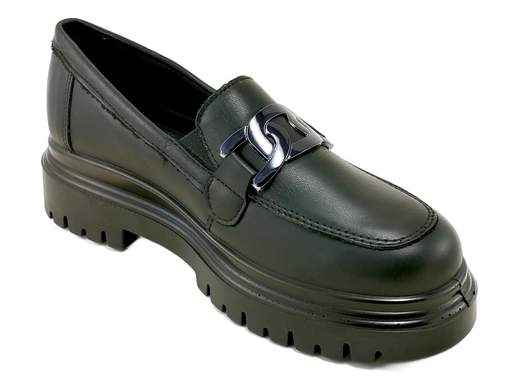 Mocassini donna IGI&CO 8663800 Stefany in pelle con accessorio lucido e fondo carrarmato. Comodi, leggeri e raffinati. Made in Italy.<br /><br />I mocassini IGI&CO 8663800 Stefany uniscono stile e comfort in perfetto equilibrio. Realizzati in morbida pelle, si distinguono per il grazioso accessorio lucido che dona un tocco chic e moderno, rendendoli perfetti per ogni occasione.<br /><br />Il plantare in pelle con imbottitura memory foam assicura una morbidezza incredibile, mentre il fondo carrarmato in poliuretano con tacco di 4 cm offre leggerezza, flessibilità e stabilità a ogni passo.<br /><br />Ideali per l’ufficio, per il tempo libero o per un’uscita serale, sono la scelta giusta per chi vuole un look sportivo ma elegante, senza rinunciare al comfort.<br />Ovviamente Made in Italy — perché la qualità si vede (e si sente) a ogni passo.<br /><br />Vuoi sentirti comoda ma sempre impeccabile? Questi mocassini sono fatti apposta per te.