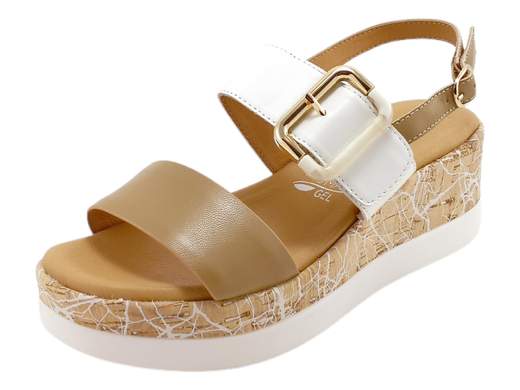 Sandali zeppa Susimoda 2465/25 con fascia regolabile e sottopiede PIUMA Gel. Comodi, leggeri e perfetti per ogni giornata. Scoprili subito!<br /><br />Cerchi dei sandali che dicano “comodità” già dal primo passo? I Susimoda 2465/25 ti capiscono al volo: due fasce in pelle, una regolabile con strappo e maxi fibbia decorativa (giusto per darsi un tono), per un’estate senza compromessi.<br /><br />Il vero protagonista? Il sottopiede in pelle PIUMA Gel, ultra imbottito e pensato per coccolare i piedi anche nelle giornate più lunghe. Camminare non è mai stato così piacevole.<br /><br />La zeppa bicolore da 5,5 cm è leggera e stabile, con un battistrada antiscivolo che ti fa sentire sicura in ogni passo, dal marciapiede alla passeggiata sul lungomare.<br /><br />Ideali per outfit giornalieri, momenti di relax o gite fuori porta. Insomma, quando la comodità è d’obbligo, loro sono la risposta.<br /><br />Lavorazione artigianale Made in Italy.<br />Provali ora: i tuoi piedi non vorranno più altro!