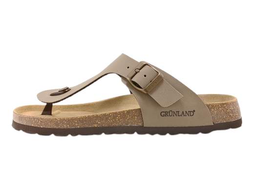 Ciabatte uomo Grunland in sughero e pelle scamosciata. Fresche, comode e regolabili con fibbia. Perfette per relax e look estivi.<br /><br />Non chiamatele semplici ciabatte: le Grunland CC 3011 40BOBO sono un inno al relax con stile. Ideali per l’estate, queste compagne di comfort ti seguono ovunque, dal giardino alla passeggiata sul lungomare.<br /><br />Dotate di un’ampia fibbia regolabile, si adattano perfettamente a ogni piede, anche a quelli che amano stare larghi. La loro forza? Il fondo in una speciale miscela naturale di sughero e lattice che offre leggerezza, traspirabilità e un tocco eco-friendly.<br /><br />Il sottopiede anatomico in pelle scamosciata è una coccola continua, mentre la suola in gomma leggera garantisce aderenza e libertà di movimento.<br /><br />Perfette per ogni outfit estivo, queste ciabatte Grunland non sfigurano mai, nemmeno in vacanza. Provare per credere.