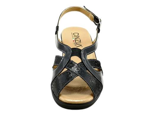 Scopri i Sandali CINZIA Soft IO173690B 002 in camoscio lucido e vernice, comodi e regolabili, su Laporta Calzature. Acquista ora!<br /><br />I Sandali CINZIA Soft IO173690B 002, disponibili su Laporta Calzature, sono progettati per offrire stile e comfort anche ai piedi più esigenti. <br />La tomaia intrecciata in camoscio lucido e vernice si adatta perfettamente alla forma del piede, offrendo una calzata generosa e confortevole. Il cinturino posteriore con fibbia ed elastico assicura una regolazione ottimale, mentre il fondo zeppa di 4,5 cm fornisce un supporto confortevole senza rinunciare all’eleganza. Il sottopiede anatomico imbottito in pelle garantisce stabilità e comfort per tutta la giornata. <br />Realizzati con la maestria del Made in Italy, questi sandali uniscono qualità e stile. <br />Aggiungi un tocco di eleganza al tuo look, acquista ora su Laporta Calzature!