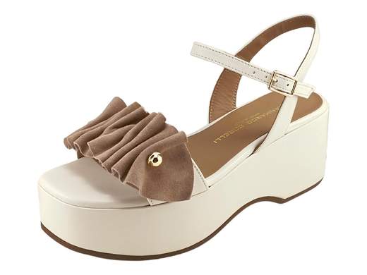 Sandalo elegante da donna Gianmarco Sorelli in pelle milk con zeppa platform da 6 cm e dettaglio drappeggiato in camoscio castoro.