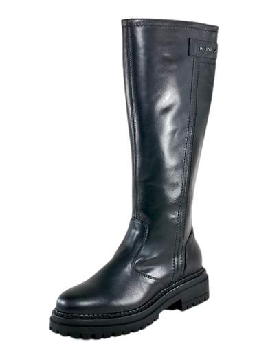 Improntato all'eleganza e alla praticità, lo stivale basso da donna NeroGiardini I308956D è l'emblema dello stile sofisticato italiano senza rinunciare al comfort. Realizzato in pelle pregiata e impreziosito da un raffinato accessorio logato, questo stivale grazie all'elastico sul gambale, si adatta con precisione alla forma della gamba, garantendo una vestibilità su misura. La chiusura lampo laterale rende l'indossarlo rapido e agevole, mentre il plantare estraibile imbottito con tecnologia DryGo offre un comfort superiore e assorbe l'umidità per mantenere i piedi freschi e asciutti. La suola in gomma carrarmato, con un tacco a blocco di 4 cm, conferisce un tocco di stile e offre un'ottima aderenza su qualsiasi superficie, soprattutto nelle giornate più fredde.