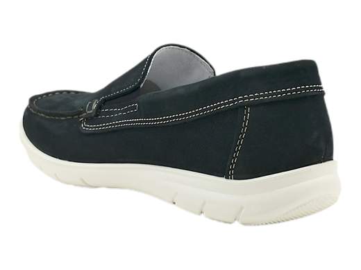 Eleva il tuo comfort e stile con il mocassino uomo IGI&CO 3612600 Liroy. Realizzato in morbido nabuk blu, offre una calzata comoda grazie al plantare in pelle Memory Foam estraibile. La suola in poliuretano Extra Flessibile garantisce una camminata senza sforzo. Questo mocassino Made in Italy unisce eleganza e praticità per un look impeccabile.