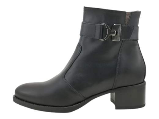 Scopri i Tronchetti Donna NeroGiardini I411270D in pelle con cinturino e accessorio metal, eleganti e pratici con tacco 4 cm. Acquista ora su Laporta Calzature! <br /><br />I Tronchetti Donna NeroGiardini I411270D, disponibili su Laporta Calzature, sono l’essenza del glamour pratico, perfetti per accompagnarti in ogni occasione. <br />Realizzati interamente in pelle di qualità, questi tronchetti sfoggiano un elegante cinturino alla caviglia impreziosito da un raffinato accessorio metallico. <br />La chiusura con zip laterale è pensata per chi vuole uscire di casa con stile... ma senza perdere tempo! <br />Il sottopiede estraibile DryGo non solo offre comfort, ma mantiene i tuoi piedi freschi assorbendo l’umidità. <br />La suola in gomma antiscivolo e il tacco di 4 cm ti garantiscono stabilità e comodità per tutto il giorno. <br />Scegli praticità, raffinatezza e un pizzico di grinta: acquista ora su Laporta Calzature e porta il tuo outfit al livello successivo!