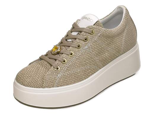 Sneaker in rafia color sabbia con ciondolo a cuore e pietra ambra, suola platform 5cm ammortizzata e plantare in pelle estraibile per un benessere quotidiano.