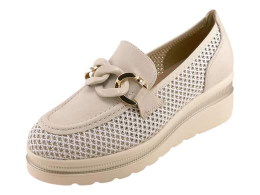Mocassino da donna con tessuto traforato traspirante, dettaglio gioiello e zeppa in gomma light di 5,5 cm per unire eleganza e comfort assoluto.