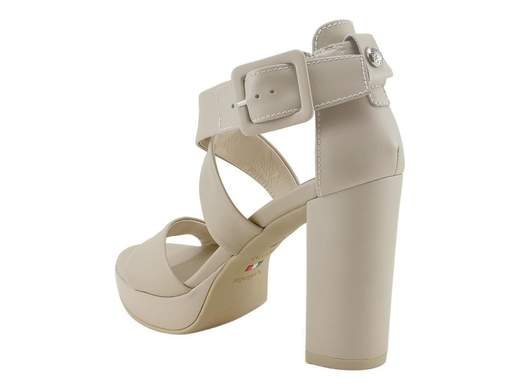 Elegante sandalo NeroGiardini con tallone chiuso e fasce incrociate sulla tomaia, tacco a blocco 10 cm e plateau 2 cm, disponibile nei colori nero e lino, ideale per cerimonie.