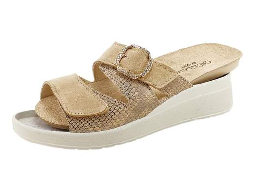 Ciabatte donna zeppa Grunland CE0464 DIDA in camoscio con plantare estraibile RE-SOFT. Comfort, stile e praticità con 4 cm di leggerezza.<br /><br />Ciabatte da donna Grunland CE0464: quando la comodità incontra un tocco di brillantezza. La tomaia in camoscio e stampa rettile, arricchita da fibbia dorata con strass, regala un look raffinato ma sempre pratico.<br /><br />Le due fasce regolabili a strappo ti permettono di avere la calzata che vuoi, senza compromessi. Il vero asso nella manica? Il plantare imbottito RE-SOFT in pelle, estraibile e sostituibile: comfort personalizzato a ogni passo.<br /><br />La zeppa in poliuretano da 4 cm è leggera, stabile e ammortizzante, perfetta per accompagnarti dalla passeggiata in città al relax in vacanza. Grunland pensa al tuo benessere senza rinunciare allo stile.<br /><br />Non lasciarle scappare: scegli le tue Grunland CE0464 e porta ai piedi comodità e charme tutti i giorni.