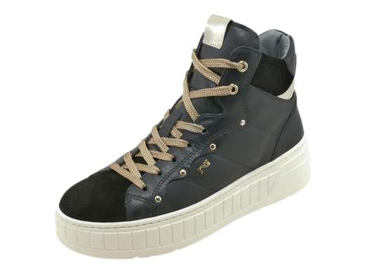 Scopri le Sneakers Alte Donna NeroGiardini I411633D in pelle e camoscio con accessorio logato, comfort e stile Made in Italy. Acquista ora su Laporta Calzature!<br /><br />Le Sneakers Alte Donna NeroGiardini I411633D, disponibili su Laporta Calzature, sono perfette per chi ama uno stile deciso e chic. <br />Realizzate in pelle e camoscio, con accessorio logato sul lato esterno, queste sneakers combinano eleganza e un tocco di grinta che non passa inosservato. <br />La fodera in morbida pelle e il sottopiede estraibile DryGo mantengono i tuoi piedi freschi e comodi tutto il giorno, assorbendo l’umidità con facilità. <br />La doppia chiusura con lacci e zip laterale rende la calzata pratica e veloce, mentre il fondo platform di 5 cm in gomma ti offre altezza e stabilità. <br />Che tu sia in modalità “sportiva chic” o in vena di aggiungere un tocco audace all’outfit, queste sneakers sono la scelta ideale. <br />Dai carattere ai tuoi look e acquista ora su Laporta Calzature!