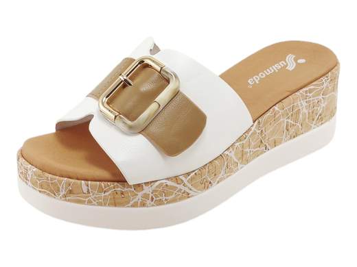 Ciabatte donna Susimoda 1434/25 con fascia in pelle, PIUMA GEL e zeppa effetto sughero da 5,5 cm. Comfort elegante Made in Italy.<br /><br />Le SUSIMODA 1434/25 sono la scelta giusta per chi vuole sentirsi comoda senza rinunciare a un tocco fashion. La fascia ampia in morbida pelle, decorata da una finta fibbia dall’aspetto raffinato, avvolge il piede con eleganza e stabilità.<br /><br />Il sottopiede PIUMA GEL in pelle imbottita coccola la pianta con una sensazione di morbidezza continua, mentre la zeppa in poliuretano rivestita in finto sughero da 5,5 cm dona slancio e un look estivo curato, mantenendo comunque leggerezza e comfort.<br /><br />Indicate per chi desidera una calzatura pratica ma dallo stile curato, perfette per passeggiate, tempo libero e outfit casual chic. Ovviamente Made in Italy.<br /><br />Cerchi comodità con un tocco di glamour? Questo modello è pronto a seguirti ovunque.