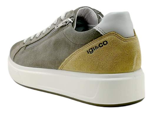 Sneakers Uomo IGI&CO 5632333 Sten in pelle scamosciata con chiusura a lacci e zip laterale, sottopiede estraibile e suola leggera. Comfort e stile. Made in Italy.<br /><br />Le Sneakers Uomo IGI&CO 5632333 Sten sono la scelta perfetta per dare un tocco di freschezza ai tuoi outfit estivi. <br />Realizzate in morbida pelle scamosciata con un contrasto di colore accattivante, queste scarpe offrono una fodera in pelle che assicura traspirabilità e comfort. <br />La chiusura con lacci e zip laterale permette di indossarle facilmente senza dover slacciare le stringhe. <br />Il sottopiede imbottito estraibile in pelle garantisce igiene e comodità, mentre la suola platform in gomma leggera assicura stabilità e leggerezza. <br />Non perdere l'opportunità di aggiungere queste sneakers eleganti e pratiche al tuo guardaroba. Made in Italy.