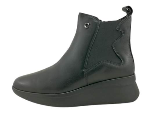 Stivaletti zeppa donna CINZIA Soft in pelle con zip ed elastico laterale. Comodi e versatili con zeppa da 5 cm. Scopri su Laporta Calzature! <br /><br />Gli stivaletti zeppa CINZIA Soft IV8622190 sono la scelta perfetta per chi cerca comfort e stile in un unico accessorio. <br />Realizzati interamente in pelle, presentano un pratico elastico laterale e una zip che rendono la calzata veloce e semplice. <br />Il sottopiede imbottito in pelle, estraibile, garantisce traspirabilità e comodità, mentre la zeppa di 5 cm aggiunge slancio al tuo look senza rinunciare alla stabilità. <br />Perfetti per affrontare il freddo con stile, sono ideali per ogni occasione, dal lavoro alle serate con gli amici. <br />Scoprili su Laporta Calzature e aggiungi un tocco di versatilità al tuo guardaroba!