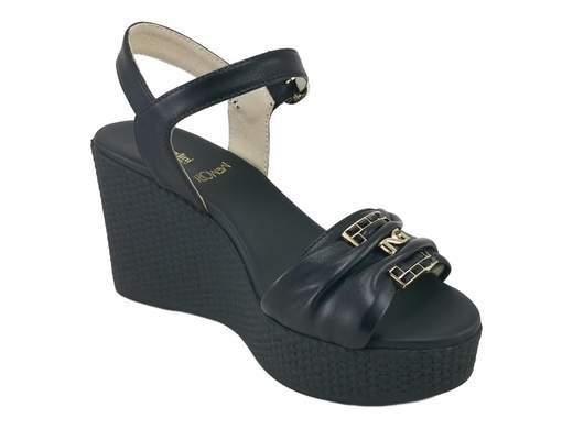 Sandalo donna NeroGiardini in nappa nera con zeppa 8 cm, dettagli gioiello dorati e sottopiede memory imbottito per massimo comfort e stile urban raffinato.