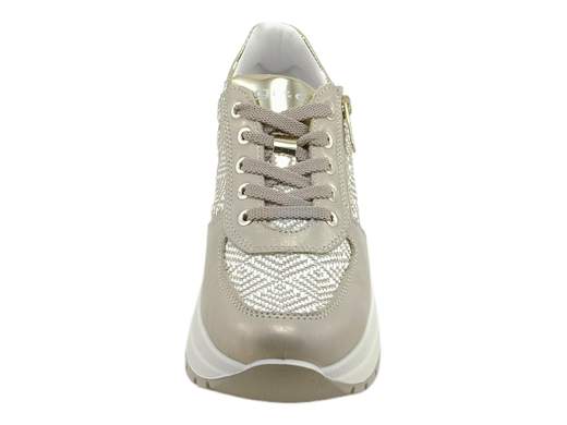 Sneakers donna IGI&CO Kola 7661311 in pelle laminata oro e jacquard. Comfort e stile con suola da 5,5 cm e chiusura zip. Acquistale su Laporta Calzature! <br /><br />Un tocco di luce per i tuoi outfit! <br />Le sneakers IGI&CO Kola 7661311 mixano pelle laminata color foglia oro e tessuto jacquard color avorio per un look raffinato e traspirante. <br />Praticissime grazie alla doppia chiusura con lacci e zip laterale, offrono il massimo del comfort con il sottopiede imbottito ed estraibile e la suola ginnica ammortizzante da 5,5 cm. <br />Perfette per chi non rinuncia allo stile senza sacrificare il benessere. <br />100% Made in Italy e disponibili su Laporta Calzature. <br />Aggiungile subito al carrello e brilla a ogni passo!