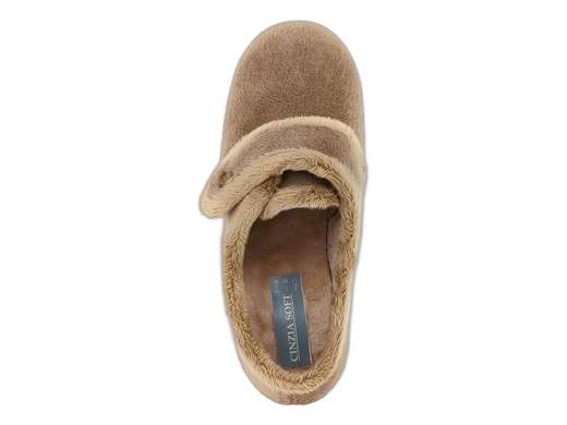 Pantofole donna invernali CINZIA Soft taupe in pelliccia rasata con strappo e zeppa antiscivolo. Calde, comode e ideali per la casa.<br /><br />Queste pantofole donna invernali sono progettate per offrire calore, comfort e stabilità durante la stagione fredda. La tomaia è realizzata in pelliccia rasata color taupe, con bordi rifiniti in pelo più lungo che aumentano la protezione dal freddo e migliorano la sensazione di morbidezza al piede. La fodera interna in pelliccia avvolge il piede mantenendolo caldo e asciutto anche nelle giornate più rigide.<br /><br />La chiusura a strappo regolabile consente un’ottima adattabilità a diverse forme di piede, rendendo la calzata stabile e confortevole anche in presenza di piedi sensibili o con collo alto. Le solette imbottite non estraibili garantiscono un appoggio morbido e continuo, ideale per l’uso quotidiano prolungato.<br /><br />Il fondo a zeppa da 4 cm in gomma naturale, leggero, flessibile e antiscivolo, assicura stabilità e sicurezza anche su superfici leggermente bagnate, rendendo queste pantofole perfette non solo per il relax ma anche per le normali attività domestiche.<br /><br />Una pantofola calda, pratica e affidabile, pensata per chi cerca comfort invernale e sicurezza in casa. Una scelta ideale per accompagnarti ogni giorno nei momenti di relax.