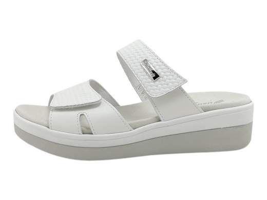 Scopri le Ciabatte Donna Susimoda 17430/34 in morbida pelle stampata, regolabili e comode, con sottopiede memory foam, su Laporta Calzature. Acquista ora!<br /><br />Le Ciabatte Donna Susimoda 17430/34, disponibili su Laporta Calzature, offrono comfort e praticità per ogni occasione, sia in città che in vacanza. <br />La tomaia in morbida pelle stampata, foderata completamente in pelle, è regolabile tramite due pratici velcro posizionati in pianta e sul collo, per una calzata personalizzata. <br />Il fondo zeppa di 4 cm in gomma leggera assicura stabilità e leggerezza. Il sottopiede memory foam BODY-pur si adatta perfettamente all'anatomia del piede, favorendo un corretto reflusso venoso e offrendo un comfort prolungato. <br />Queste ciabatte, Made in Italy, sono perfette per chi cerca stile e benessere. <br />Rinnova il tuo look estivo con il massimo comfort, acquista ora su Laporta Calzature!