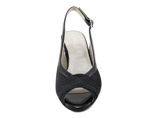 Sandali slingback CINZIA Soft MM295592 in camoscio lucido e vernice con strass, tacco a blocco 5 cm e suola antiscivolo. Eleganza e comfort Made in Italy! <br /><br />Eleganti, comodi e con quel tocco di luce che fa la differenza! <br />I sandali slingback CINZIA Soft MM295592 mixano camoscio lucido, vernice e strass per un look raffinato e versatile. <br />Il cinturino posteriore con fibbia assicura stabilità, mentre il sottopiede imbottito coccola ogni passo. <br />Il tacco a blocco da 5 cm è l’alleato perfetto per serate chic senza rinunciare al comfort. Suola antiscivolo per danzare in sicurezza ovunque. <br />Made in Italy, sinonimo di qualità e stile. Disponibili su Laporta Calzature… pronti a brillare con te!
