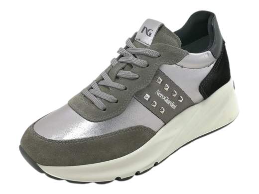 Scopri le Sneakers Donna NeroGiardini I411521D in camoscio e pelle laminata con borchie, comode e chic. Acquista ora su Laporta Calzature!<br /><br />Le Sneakers Donna NeroGiardini I411521D, disponibili su Laporta Calzature, portano il tuo look quotidiano a un nuovo livello di eleganza sportiva. <br />Realizzate in camoscio e pelle laminata, sono arricchite da borchie in acciaio sul lato esterno, per un tocco grintoso che non passa inosservato. <br />La fodera in pelle morbida e il sottopiede estraibile DryGo assorbono l’umidità, mantenendo i tuoi piedi freschi anche nelle giornate più dinamiche. <br />Con un fondo ginnico in gomma alto 5 cm, queste sneakers aggiungono un po' di slancio senza sacrificare la comodità. Perfette per passare da un look casual a uno più raffinato, con il massimo comfort. <br />Non lasciartele sfuggire: metti ai piedi stile e comodità, acquista ora su Laporta Calzature!