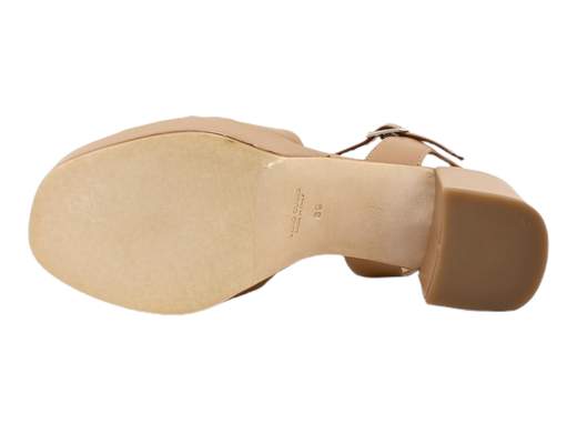 Scopri l'intramontabile eleganza del sandalo da donna Gianmarco Sorelli 2150/Nora. Questo sandalo incanta con il suo design raffinato. Realizzato in pelle con inserto in camoscio, offre uno stile distintivo. Il cinturino alla caviglia aggiunge un tocco di classe e sostegno. Il tacco a blocco di 7,5 cm e il plateau di 2,5 cm, entrambi rivestiti in pelle, offrono altezza e comodità impeccabile. Questo sandalo rappresenta l'essenza dell'eleganza e dell'artigianato italiano di alta qualità. Sia che tu stia partecipando a un evento speciale o desideri un tocco di raffinatezza nella tua routine quotidiana, il sandalo Gianmarco Sorelli 2150/Nora è la scelta perfetta.