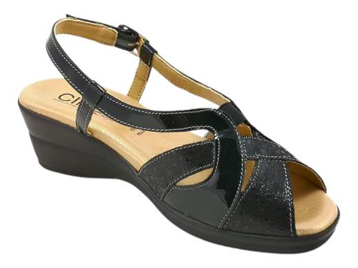 Scopri i Sandali CINZIA Soft IO173690B 002 in camoscio lucido e vernice, comodi e regolabili, su Laporta Calzature. Acquista ora!<br /><br />I Sandali CINZIA Soft IO173690B 002, disponibili su Laporta Calzature, sono progettati per offrire stile e comfort anche ai piedi più esigenti. <br />La tomaia intrecciata in camoscio lucido e vernice si adatta perfettamente alla forma del piede, offrendo una calzata generosa e confortevole. Il cinturino posteriore con fibbia ed elastico assicura una regolazione ottimale, mentre il fondo zeppa di 4,5 cm fornisce un supporto confortevole senza rinunciare all’eleganza. Il sottopiede anatomico imbottito in pelle garantisce stabilità e comfort per tutta la giornata. <br />Realizzati con la maestria del Made in Italy, questi sandali uniscono qualità e stile. <br />Aggiungi un tocco di eleganza al tuo look, acquista ora su Laporta Calzature!