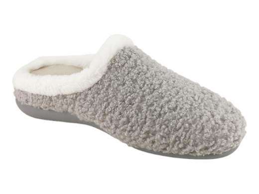 Pantofole donna CINZIA Soft LZD31 001 invernali aperte dietro in lana cotta grigio con suola in gomma naturale.<br /><br />Pantofole donna invernali CINZIA Soft LZD31 001 aperte dietro, ideali per affrontare la stagione fredda con il massimo comfort. La tomaia è realizzata in lana cotta a ricciolo color grigio, elegante e naturalmente calda, con bordatura in pelliccia sintetica che migliora la sensazione di morbidezza e protezione.<br /><br />La fodera interna in peluche caldo assicura un comfort avvolgente e mantiene il piede al caldo anche nelle giornate più fredde. Il sottopiede in velluto imbottito è studiato per offrire un appoggio confortevole e presenta un rialzo interno sotto il tallone che funge da tacco: esternamente la pantofola appare piatta, ma internamente garantisce una postura più stabile e rilassante.<br /><br />Il fondo complessivo è alto 4 cm, combinando il rialzo interno con la suola in gomma naturale, flessibile e antiscivolo, ideale anche per superfici leggermente umide. Una pantofola perfetta per la casa, il relax quotidiano e le attività domestiche invernali, con la qualità e l’affidabilità firmate CINZIA Soft.