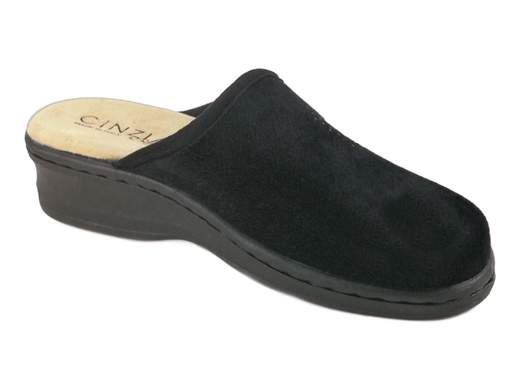 Pantofole donna invernali aperte dietro in peluche nero con zeppa antiscivolo. Calde, comode e stabili per la casa. Made in Italy.<br /><br />Queste pantofole donna invernali sono pensate per offrire calore, comfort e stabilità durante la stagione fredda, senza rinunciare a un tocco elegante. La tomaia è realizzata in peluche nero liscio, impreziosita da un grazioso decoro maculato a forma di cuore, rifinito con piccoli strass dorati che donano luminosità e femminilità.<br /><br />La fodera interna in tessuto caldo avvolge il piede assicurando una piacevole sensazione di morbidezza e protezione dal freddo. Il sottopiede imbottito in velluto garantisce un appoggio confortevole, ideale per un utilizzo quotidiano prolungato in casa.<br /><br />Il fondo a zeppa da 4 cm in gomma, flessibile e antiscivolo, assicura stabilità e sicurezza anche su superfici leggermente bagnate, rendendo queste pantofole perfette non solo per il relax ma anche per le normali attività domestiche.<br /><br />Una pantofola pratica, calda e decorativa, ideale per vivere la casa in totale comfort durante l’inverno.<br /><br />Nota vestibilità: si consiglia di scegliere una taglia in più rispetto alla normale taglia utilizzata nelle pantofole.